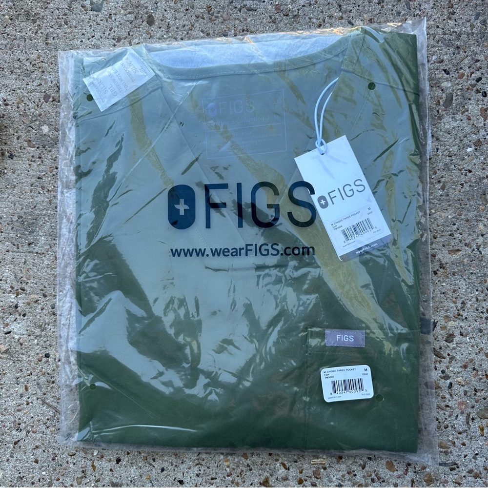 T2. BRAND NEW MEN FIGS SCRUB TOPS DKO SIZE M Figs scrub top in olive